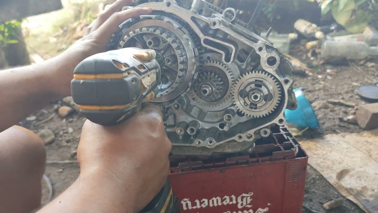 RAIDER 150 FI  Clutch side overhaul, clutch hub, fuel pump, balancer damper