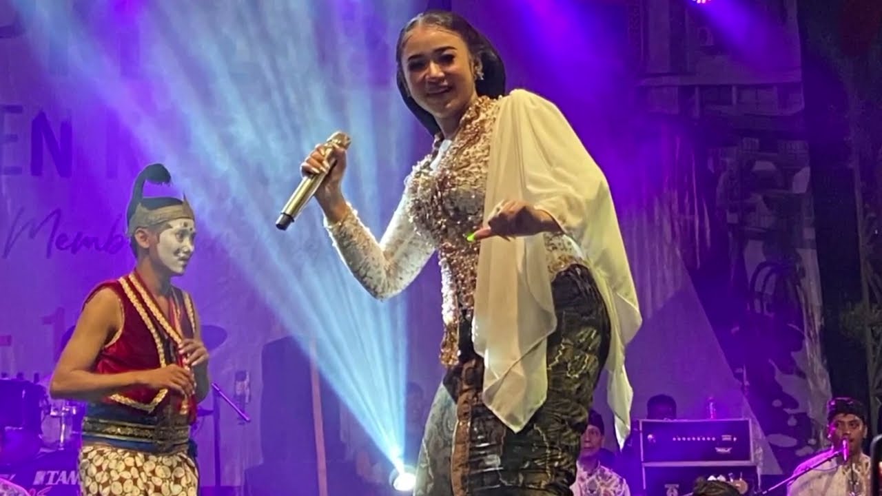 antara kenangan&masa depan, mas lindra&niken nonton wayang didalangi mas akbar apa yg terjadi..? 