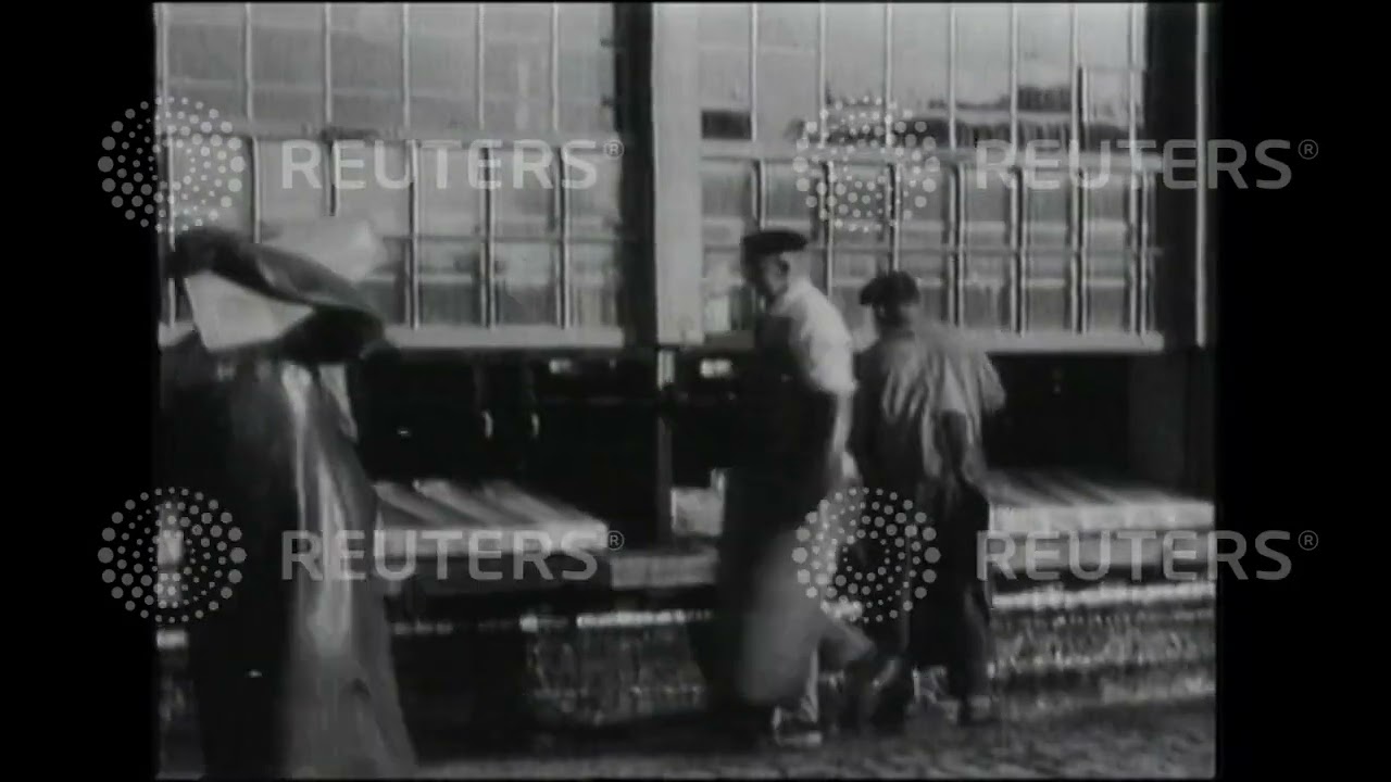 1930 GERMANY / TECHNOLOGY: Ice-making machine: artificial ice rink