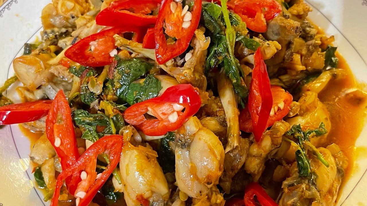 កង្កែបឆាគ្រឿ [Spicy fried frog ]