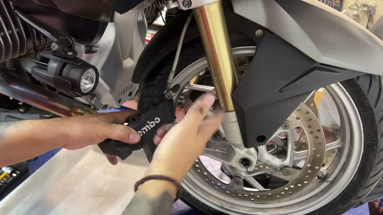Despiece y limpieza de pinzas de freno BMW R1200 LC Exploded view and cleaning of BMW brake calipers