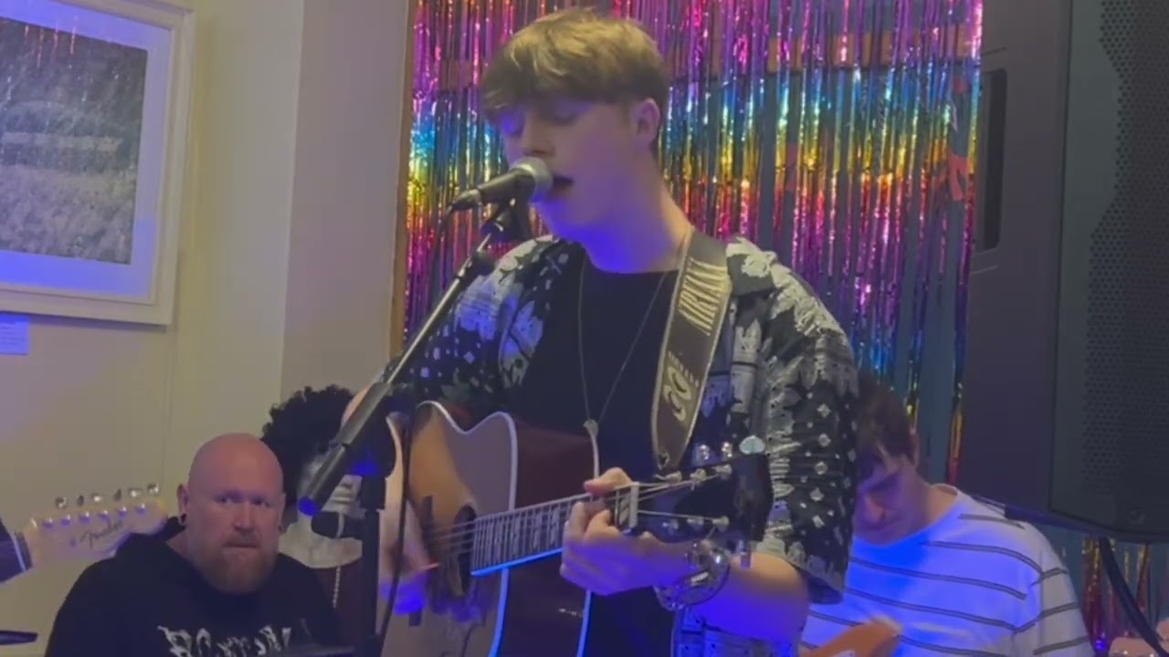 ‘Heavy’- EP Live Debut in Her Citi- Ben Akehurst 