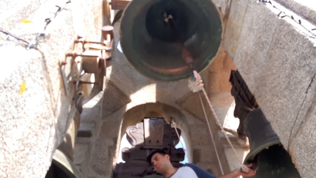 Gran repenique solemne de campanas a procesión/O Rosario de Comesaña (Vigo)
