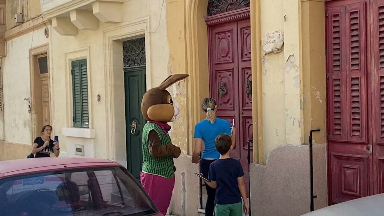 FONZU L-FENEK DELIVERS PRIZES
