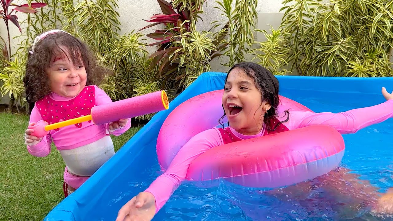 SARAH E ELOAH brincam e se divertem NA PISCINA histórias engraçadas PARA CRIANÇA