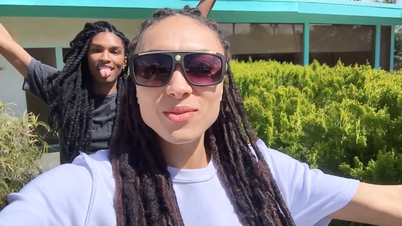 Lesbians In The Desert Part 1! (YouTuber House Tour, Special Surprises)