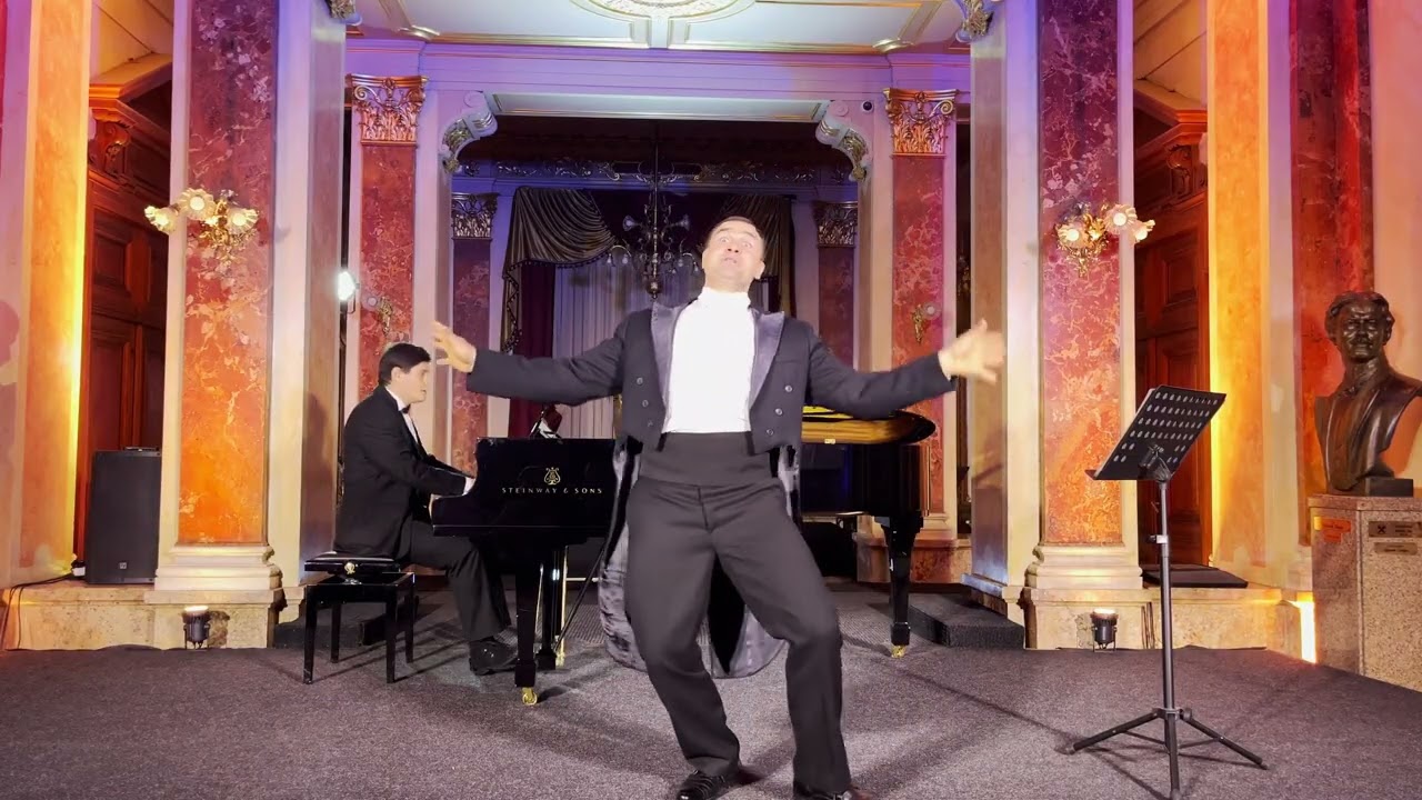 ПІДКРУЧУ Я ЧОРНІЇ  ВУСА...