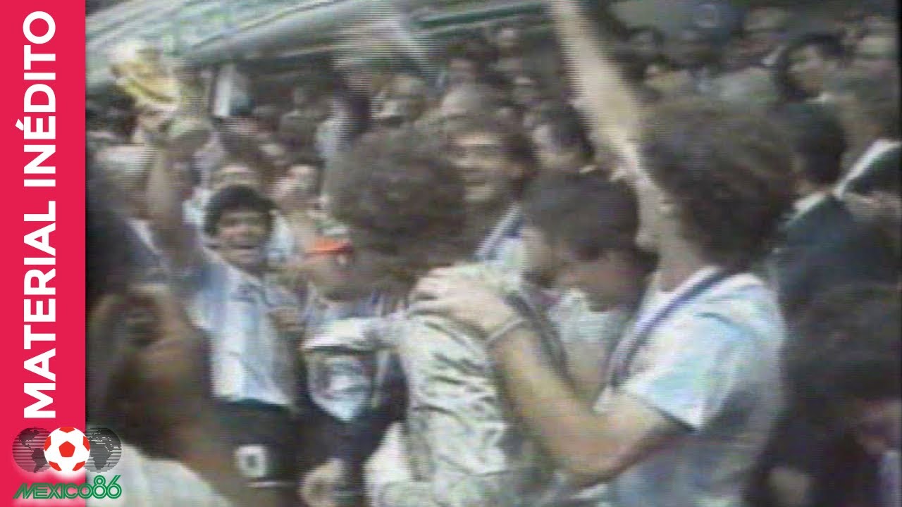 Maradona recibe la copa de campeón de mundo en México '86 - Rareza de archivo - Festejo del plantel