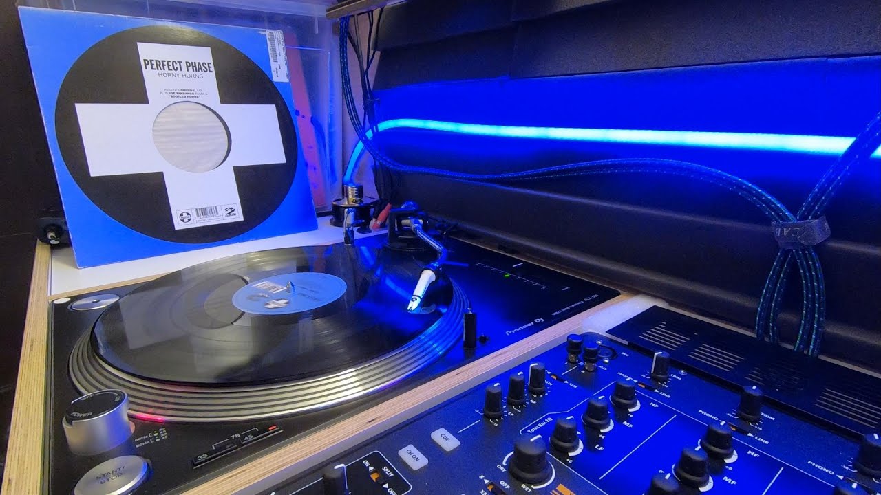Perfect Phase – Horny Horns (club mix)
