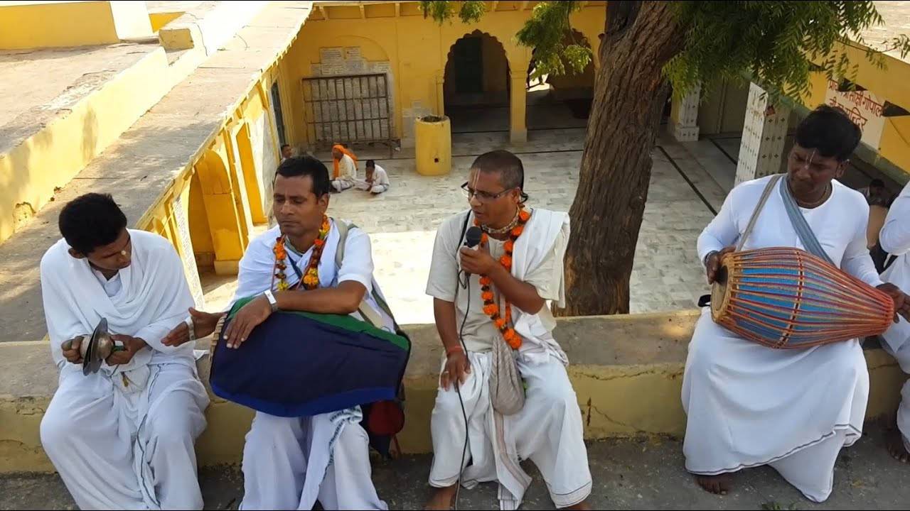 Kirtan by H.G Nilmini Das at Dauji Temple (2014)