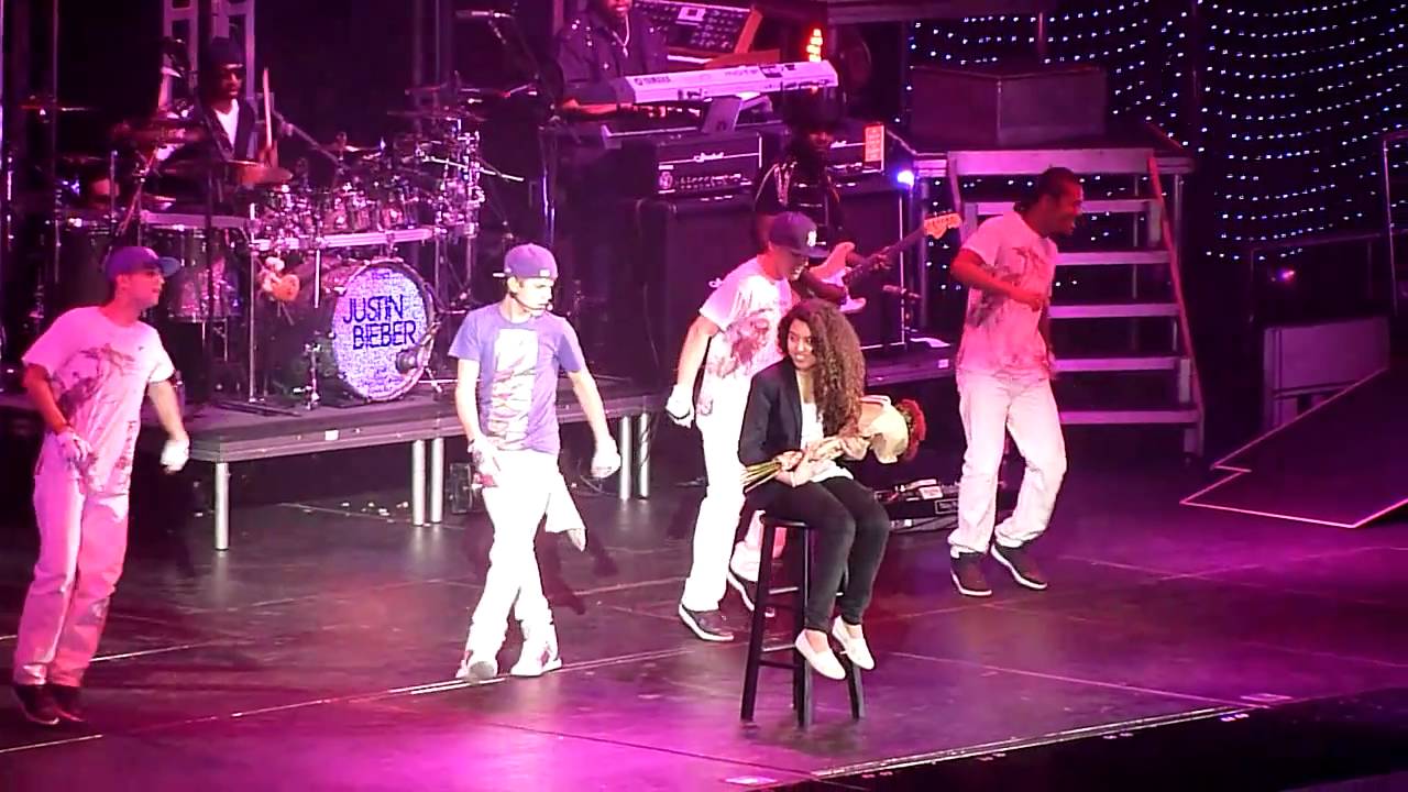 ONE LESS LONELY GIRL - Justin Bieber concert [Paris Bercy] 29.03.2011 HD