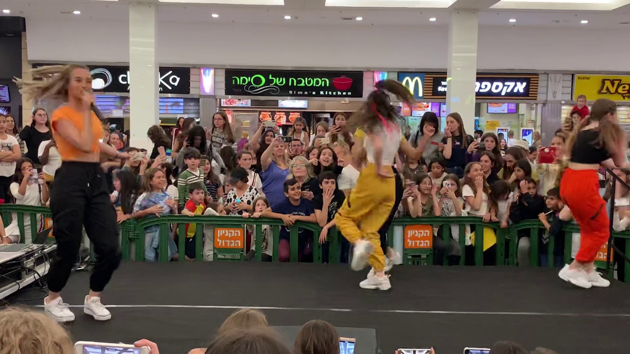 להקת פורמולה בהופעה קניון פ״ת