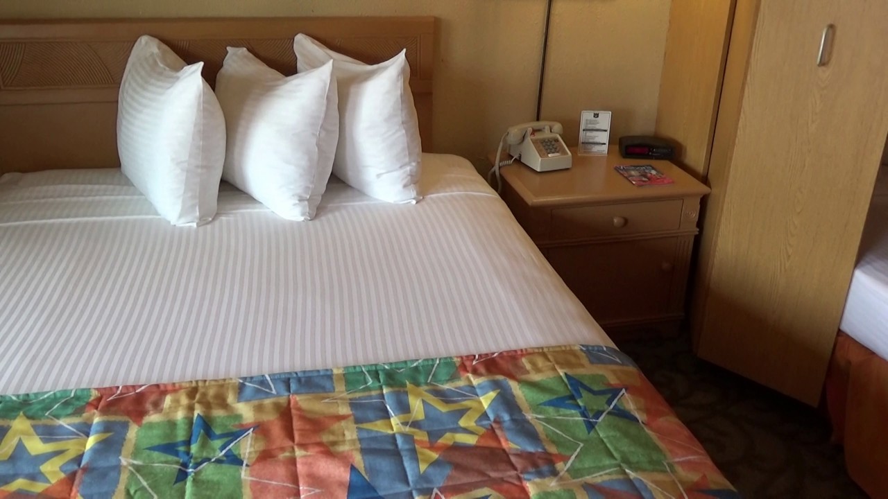 Hotel room with a murphy bed | Knights Inn Kissimmee