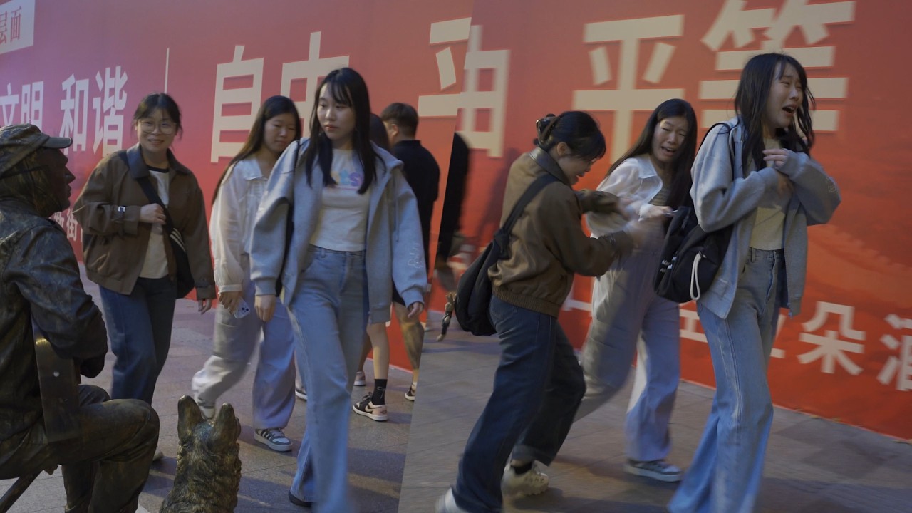 Sculpture Pranks in China #19丨 This is what happens when someone casually greets a sculpture