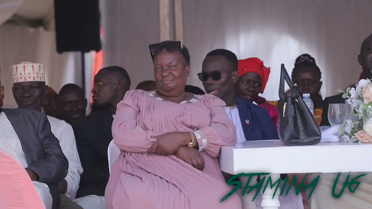Bakiddawo asesezza abantu ku mukolo nga anyonnyola emmere . Atabukidde abagaanye okuleeta ebintu
