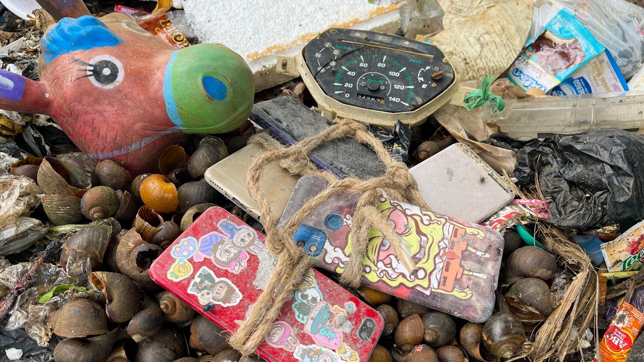 Found a lot of phones tied to ropes in the trash, Restoration phone from trash