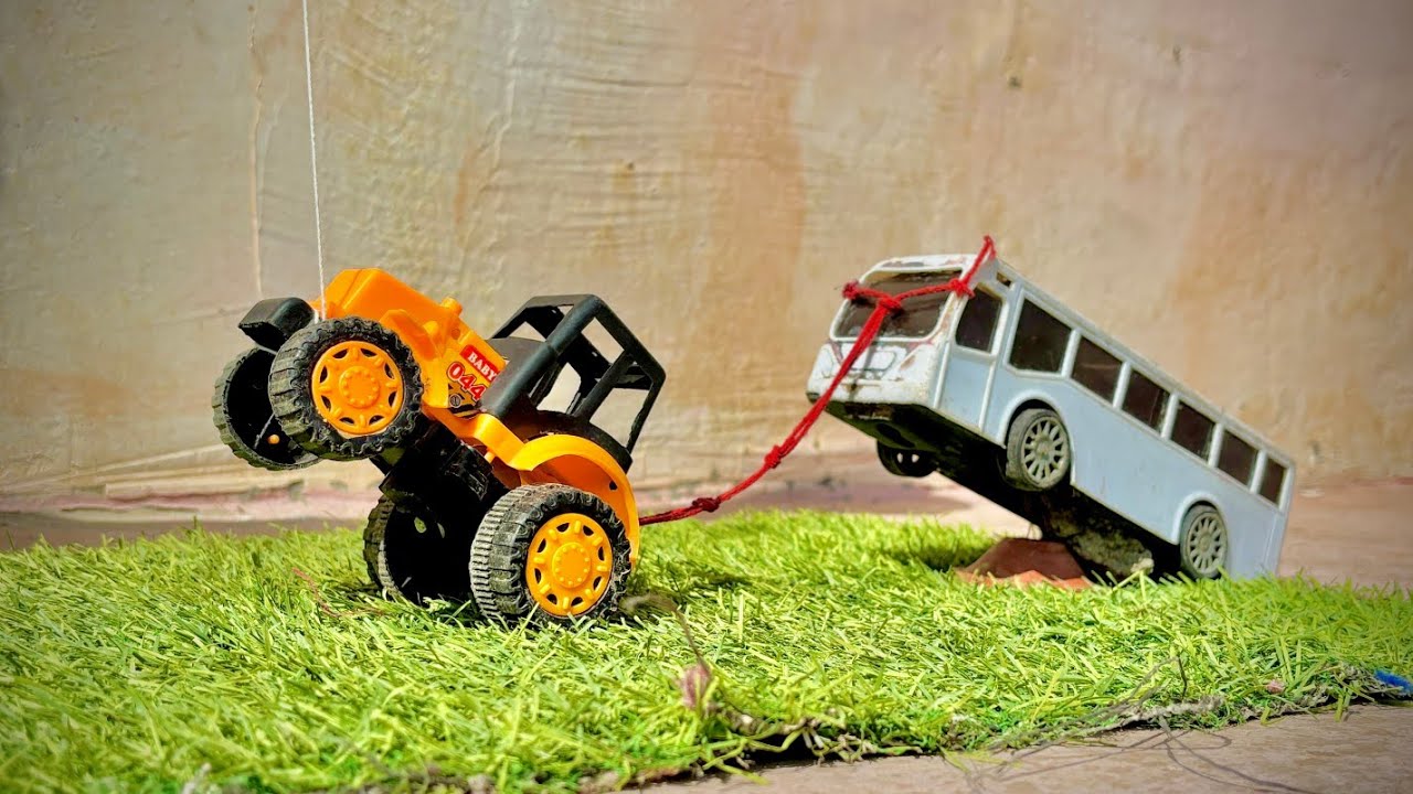 बच्चों ने टॅक्टर 🚜से निकाला बस को | tractor vs bus | 4K HD | Toy kids  