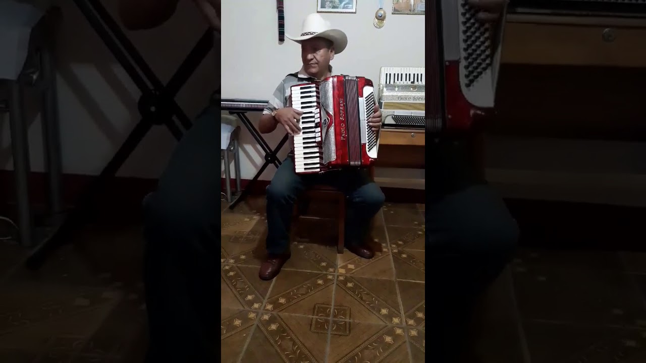 Gerardo Blanco tocando unas Cuequitas