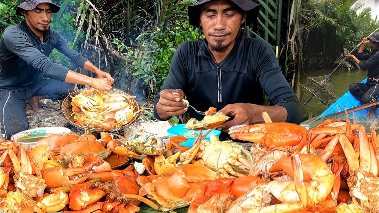 Mud crabs from traditional traps are directly cooked and eaten in nature