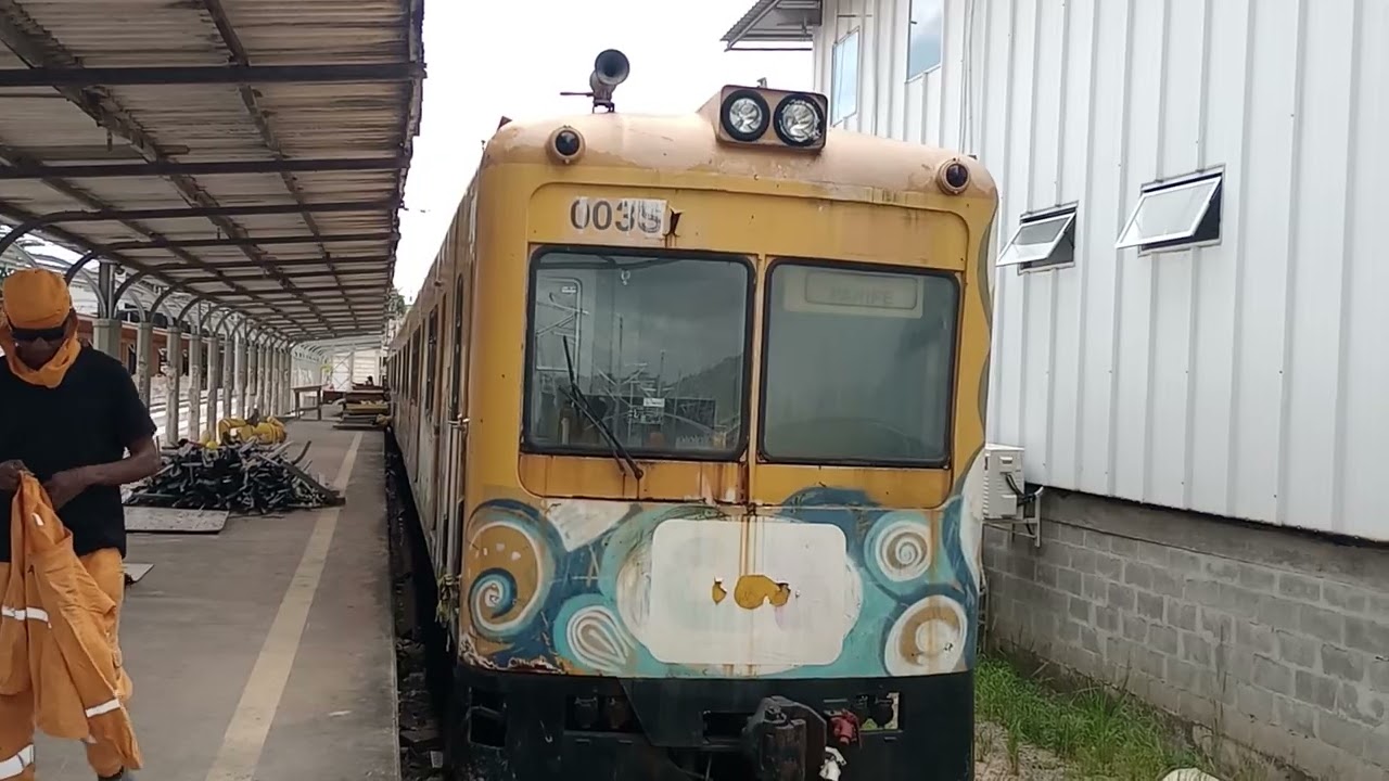 Fim de nosso trem do sub&uacute;rbio d&aacute; o lugar agora o VLT