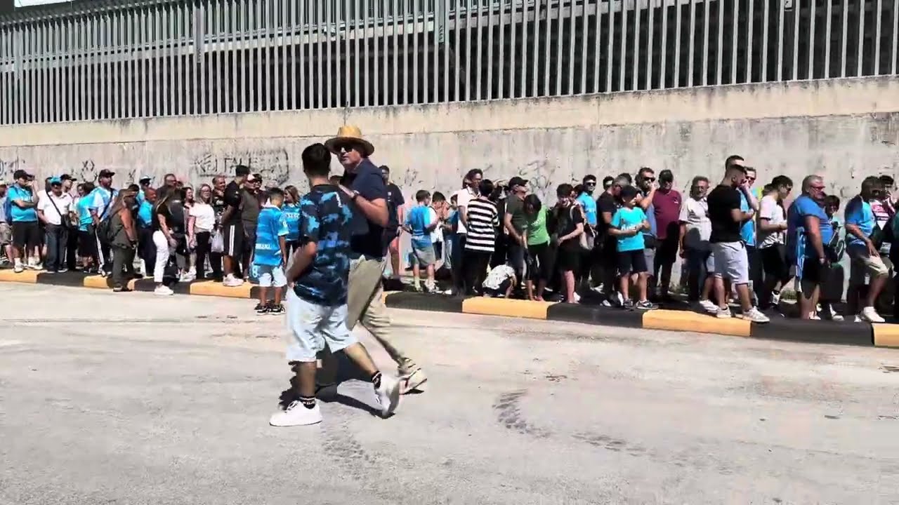 FILA INTERMINABILE 😱 Guardate quanta gente a Castel di Sangro per l'allenamento del Napoli