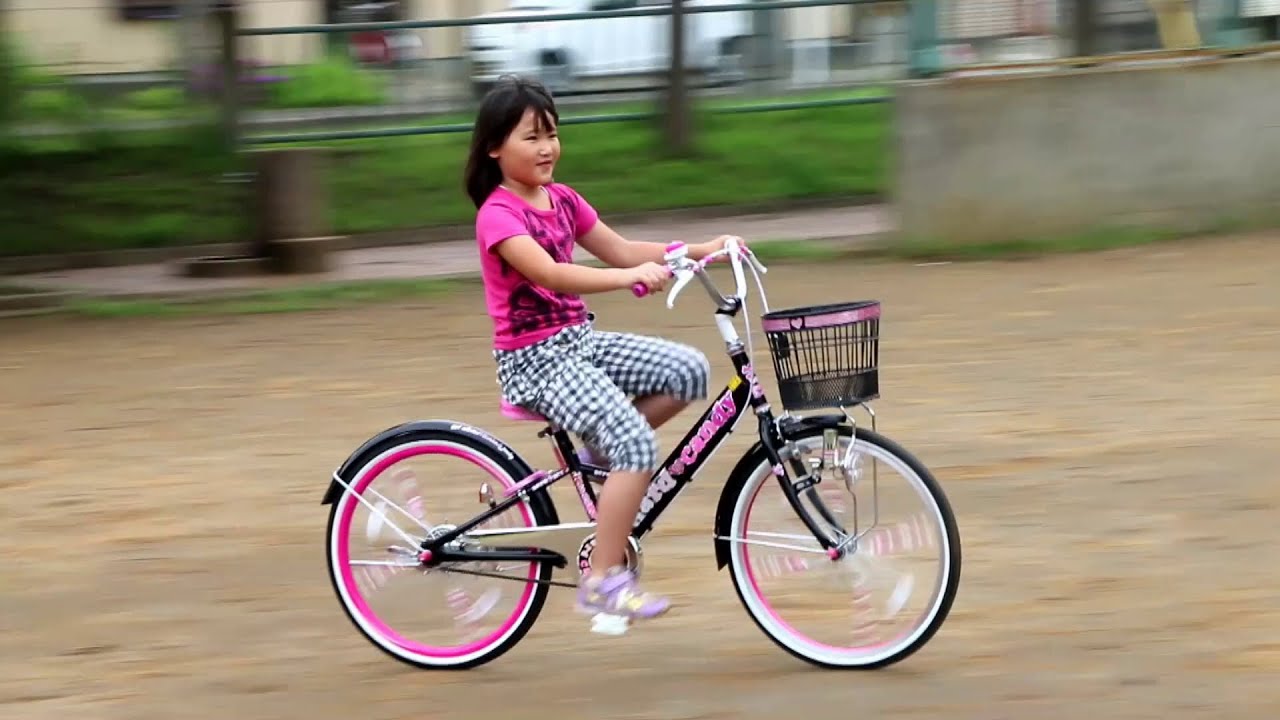 新しい自転車で軽快に駆け回る玲美