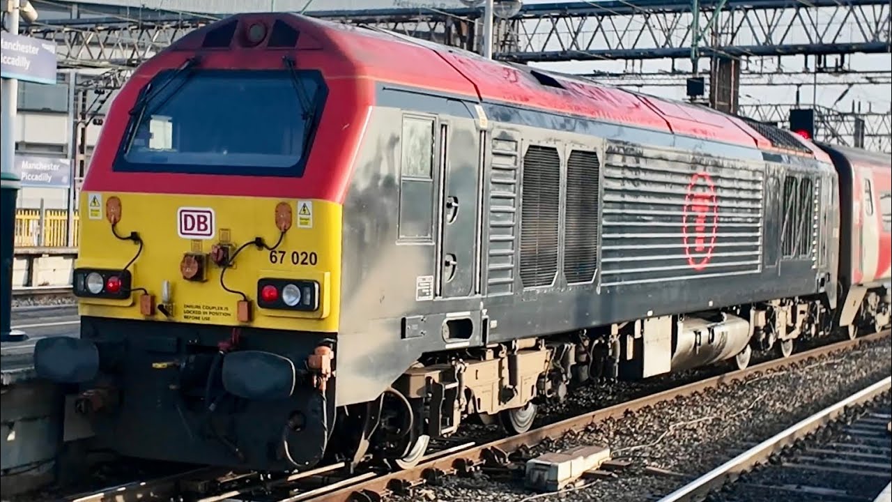 67020 прибывает в Стокпорт, затем отправляется из Манчестера Пикадилли.