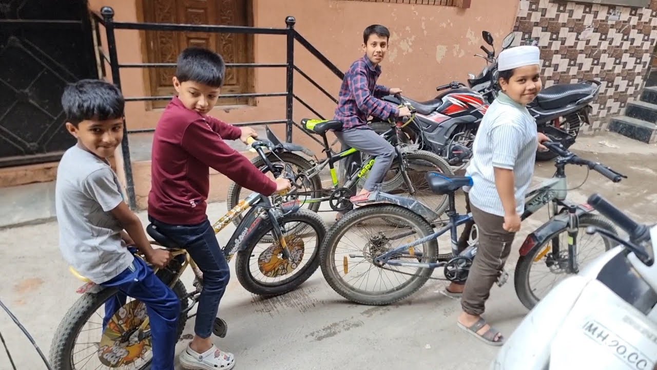 CYCLE RIDING WITH FRIENDS 