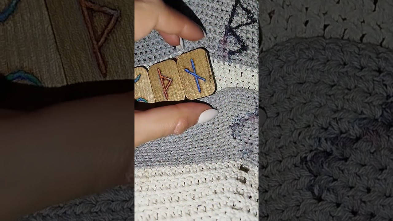 Руны на коленке: 
