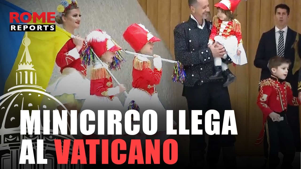 Un minicirco llega al Vaticano con banderas de Ucrania