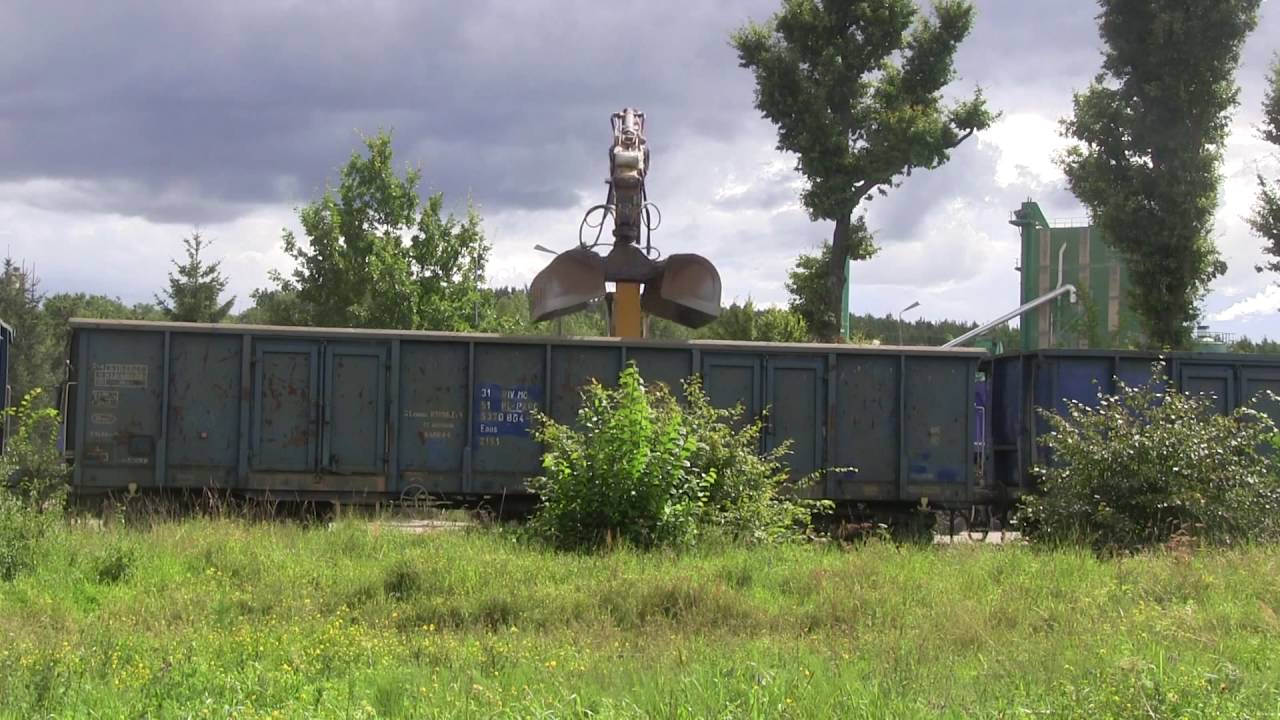 SM42-1319 na manewrach w miejscu, gdzie tory zarosły trawą a szyny pokryły się rdzą