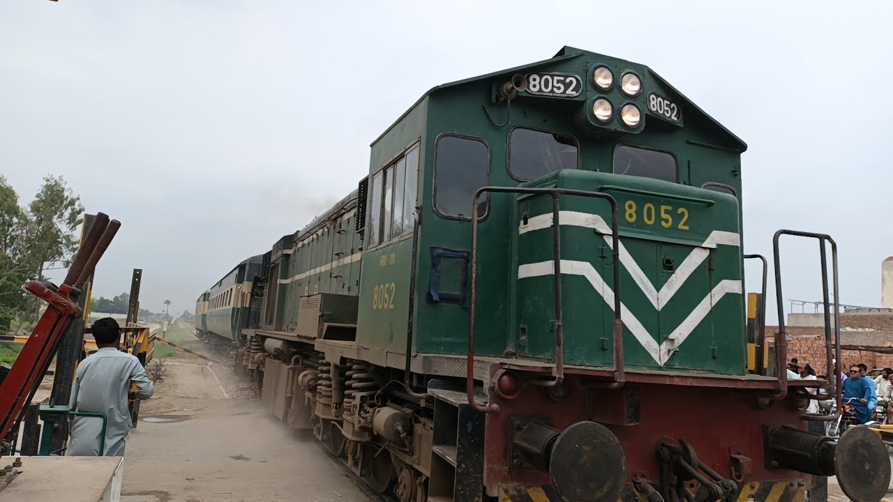 DGK to Multan 228 Dn Shuttle Train||Passing Gate Number 31 With 2 Coaches and Good speed