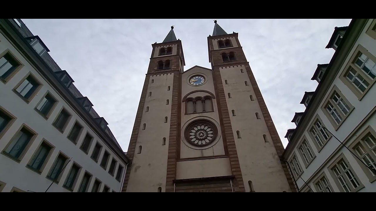 Würzburg Dom Vor den Gottesdienst läuten eine Glocke