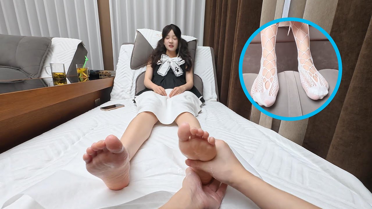 Cute Girl Feet Tickle.渔网袜小姐姐脚心怕痒