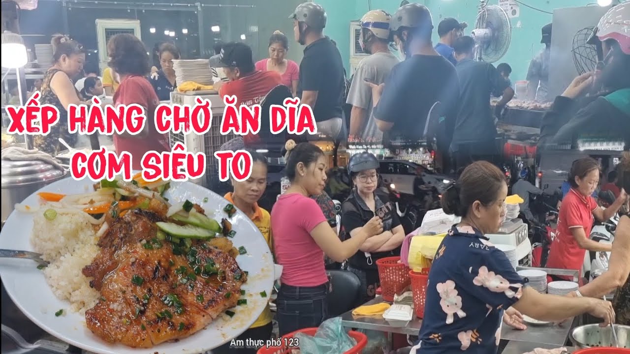 Khách xếp hàng chờ ăn dĩa cơm tấm Tuyết Cây Gõ với miếng sườn siêu to ăn bao no