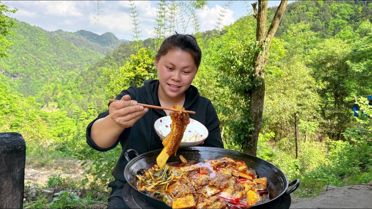 今天炖了一锅又麻又辣的牛排骨吃过瘾 Make a delicious pot of beef ribs after farm work