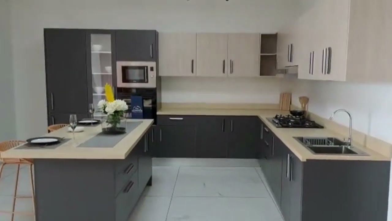 Cuisine moderne avec &icirc;lot central et plan de travail en granit