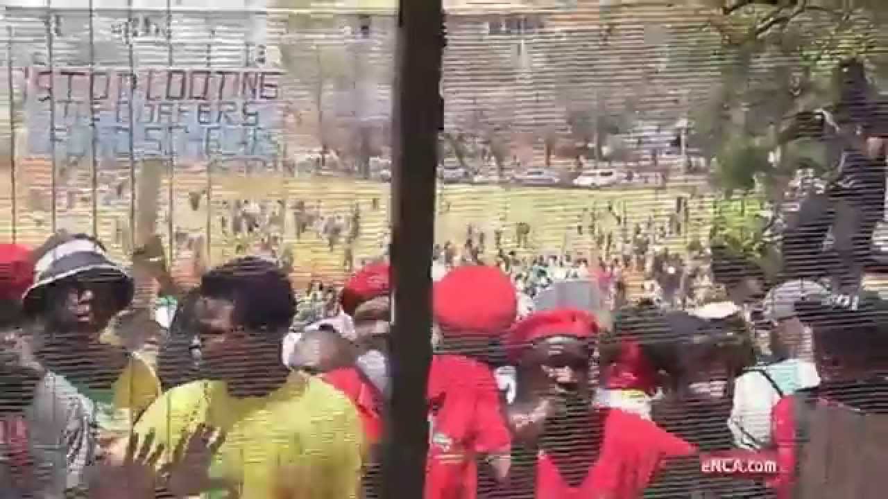 #FeesMustFall protestors try force their way into Union Buildings