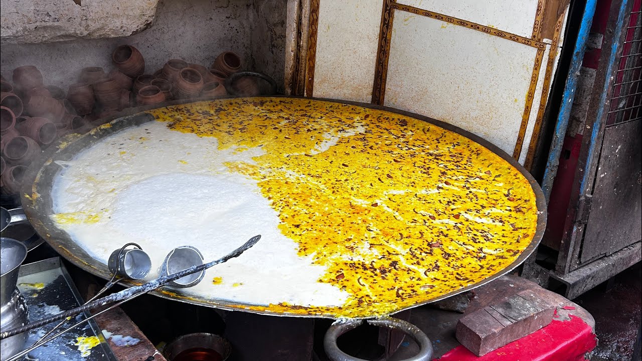 मथुरा की 60 साल से ज्यादा पुरानी दुकान पर सर्दियो में हर कोई केसर वाला दूध पीने आता है/Mathura food 