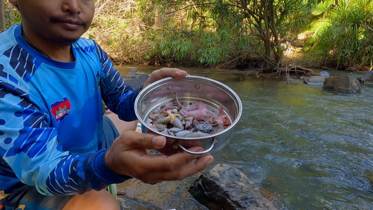 សម្លរម្ជូរព្រៃកង្កែប ស្តាប់ទឹកហូរ - Solo camping in forest, Cook nature food 28/Dec/2025 - Ep374.2