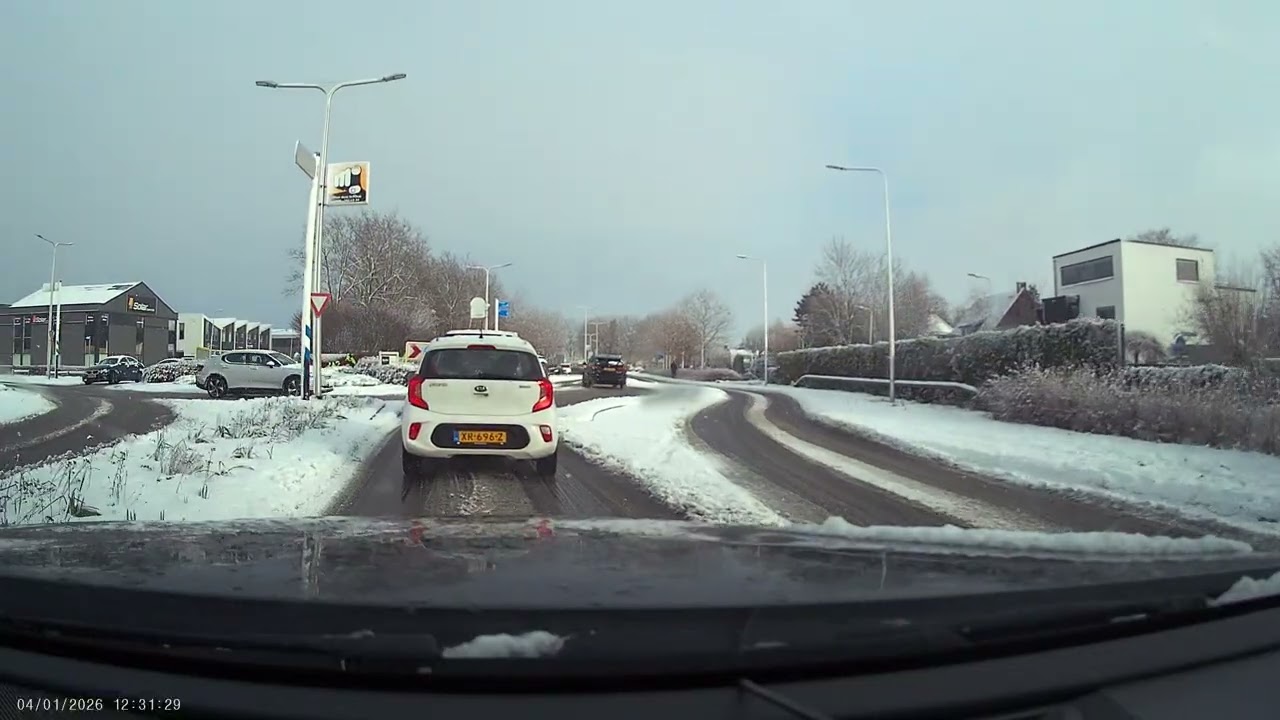 Terug van Aldi Nieuwerkerk aan den IJssel 4 januari 2026 met sneeuw