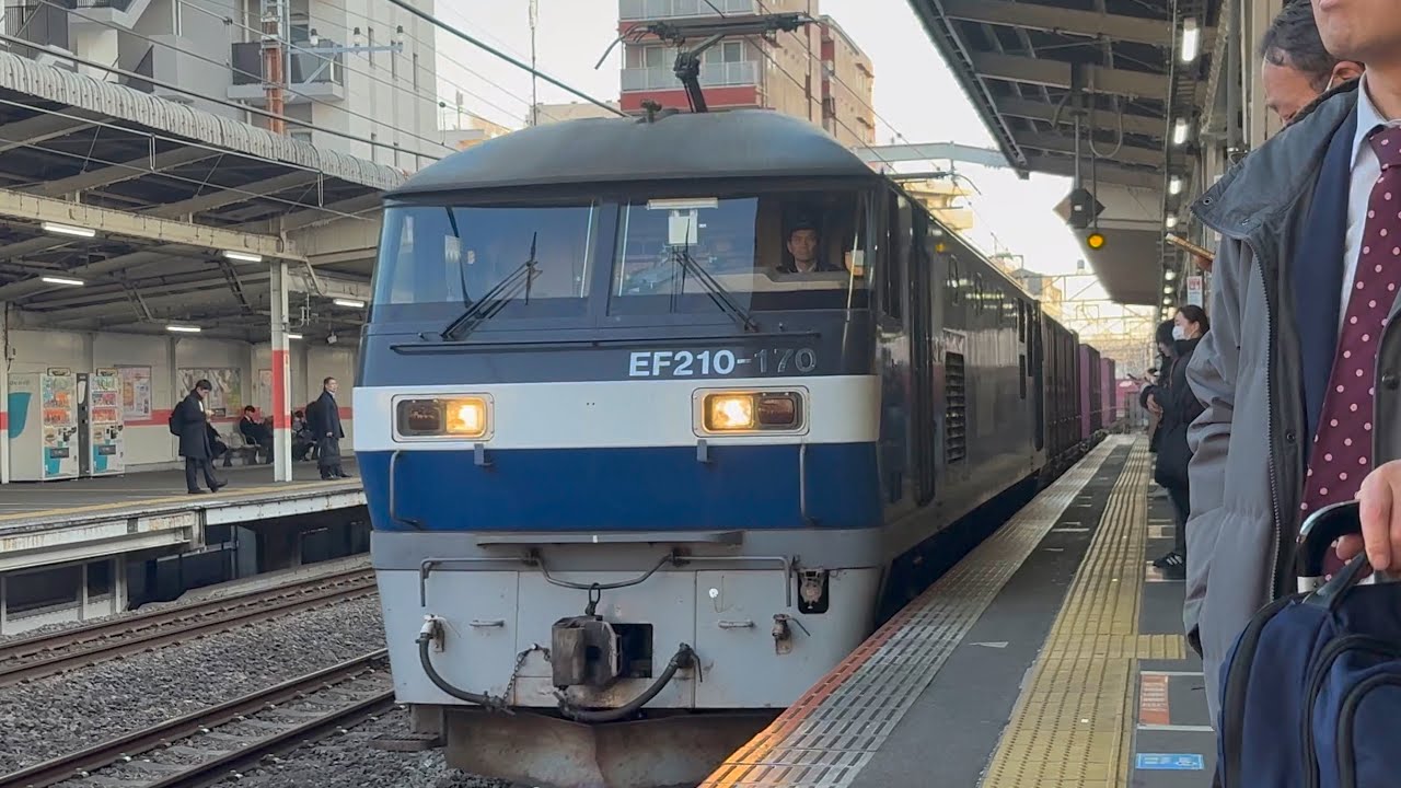EF210-170が貨物列車として西国分寺駅4番線を通過するシーン