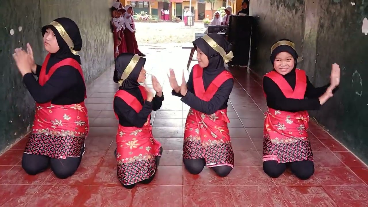 Tari Ampar-Ampar Pisang oleh Anggita, Aisha, Adila, dan Egalita Kelas VA SD N 1 TAMBAKSOGRA