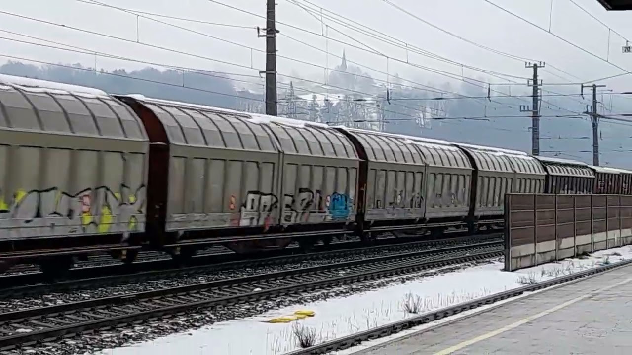 Güterzug, Fahrtrichtung Innsbruck fährt durch den Bahnhof Kundl, Tirol, Austria 