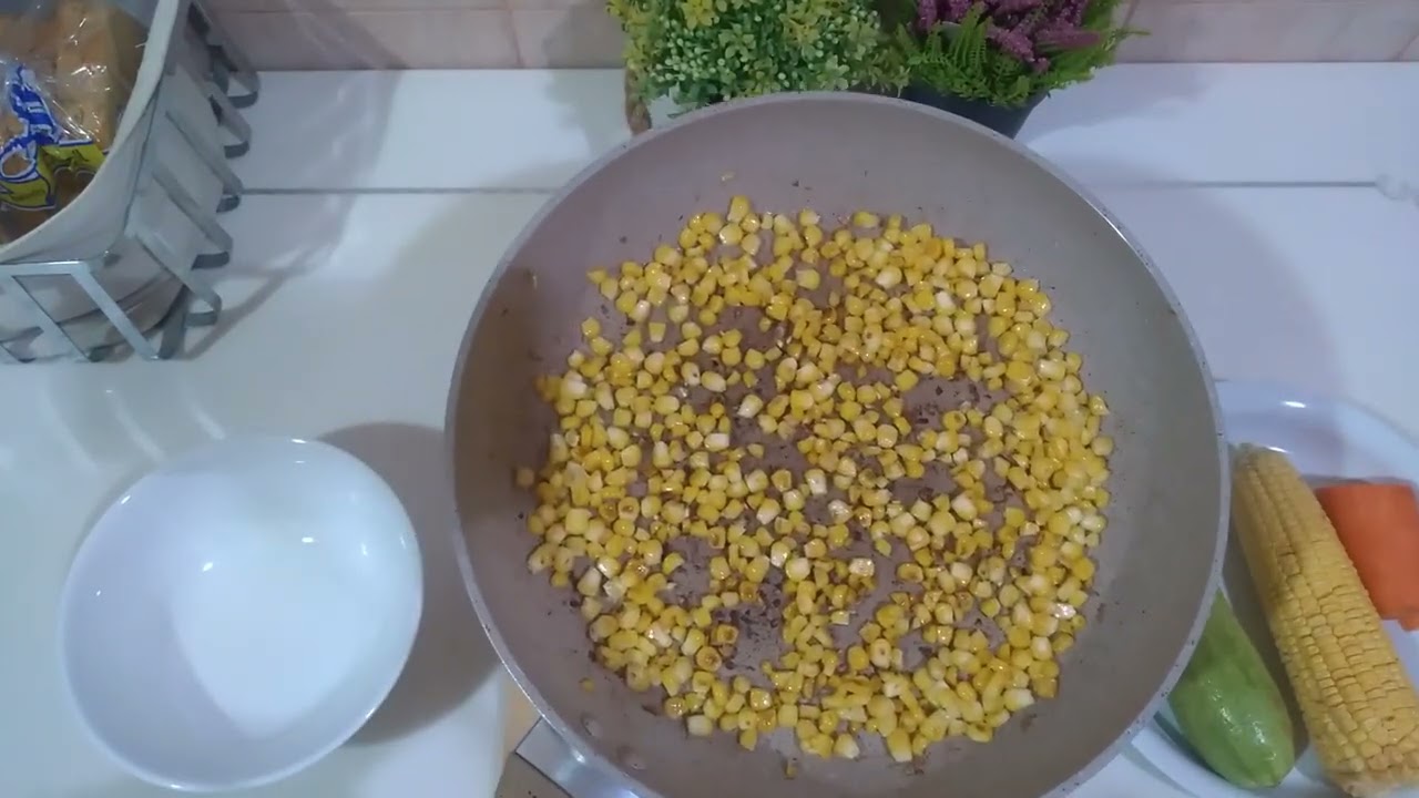 Corn 🌽soup with shrimp🦐 and vegetables🥕.