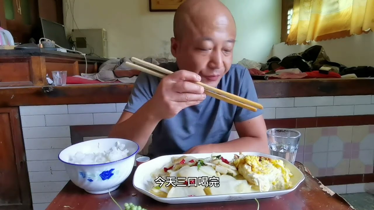 一荤一素在一个盘子里下吃米饭，两大杯酒，简单的中午饭 #农村美食记录生活