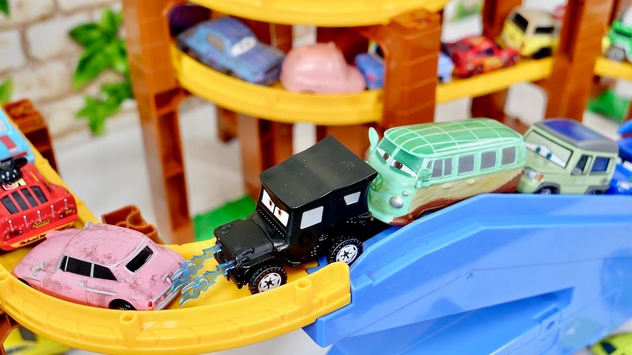 『カーズ』色んなカーズのミニカーがトミカのスロープを登り坂道を走る。Cars minicars run down Tomica's Slope♪