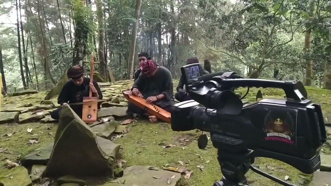 Tarawangsa di arca domas