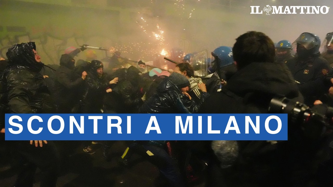 Corteo a Milano, petardi e fumogeni contro la polizia: le immagini