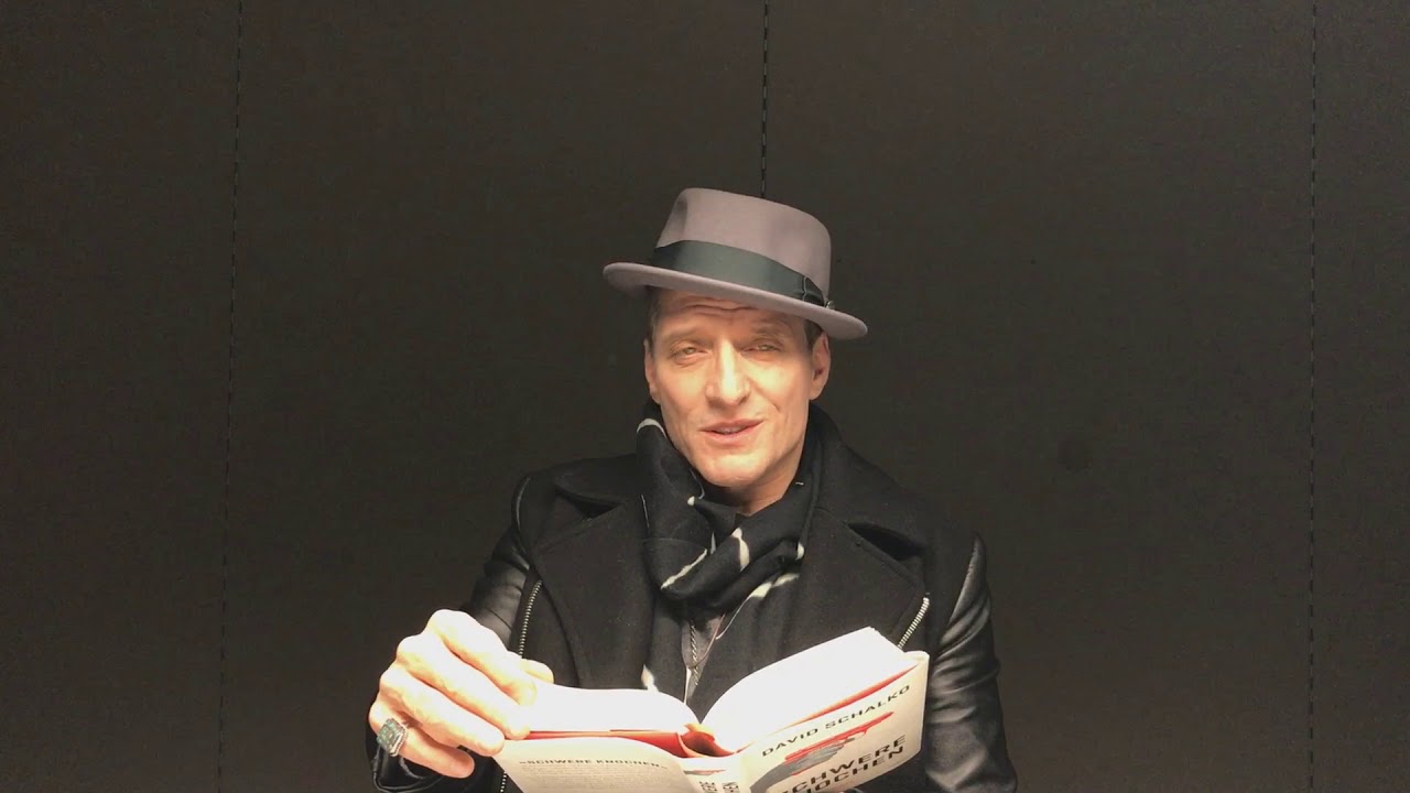 Bela B liest einen Satz aus &raquo;Schwere Knochen&laquo; von David Schalko